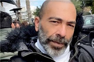 Έξαλλος ο Βαλάντης με τους μουσικούς του - Έφτυσε στη σκηνή