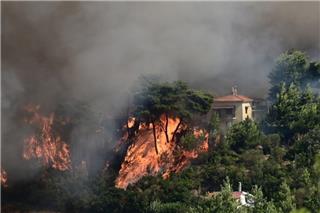 Φωτιά στον Βαρνάβα: Ανεξέλεγκτο το μέτωπο