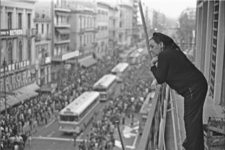 Η τραγουδίστρια που έκρυψε τους φοιτητές στο σπίτι της όταν τα τανκς μπήκαν στο Πολυτεχνείο