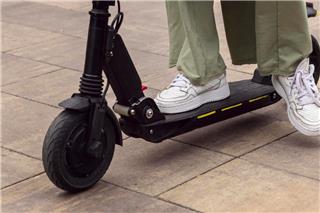 Την έπιασαν να οδηγεί πατίνι μεθυσμένη - έφαγε πρόστιμο 350 ευρώ και της πήραν το όχημα