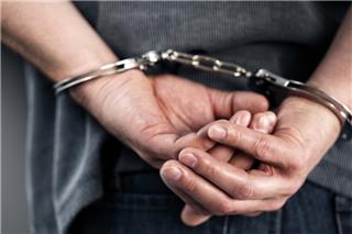 Συνελήφθη δημοσιογράφος της ΕΡΤ για ξυλοδαρμό της συντρόφου του