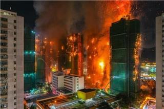 Δραματικές ώρες στο Χονγκ Κονγκ: Πύρινη κόλαση στους ουρανοξύστες με 36 νεκρούς και εκατοντάδες αγνοούμενους