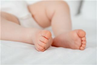 Θεσσαλονίκη: Κακοποιούσε το 6 μηνών βρέφος της, του προκάλεσε μόνιμη αναπηρία και καταδικάστηκε σε 3 χρόνια αλλά με αναστολή