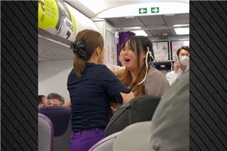 Βίντεο: Χαμός σε πτήση στο Βιετνάμ, έδιωξαν γυναίκα που φώναζε και έκλαιγε για να καθίσει δίπλα στον σύντροφό της