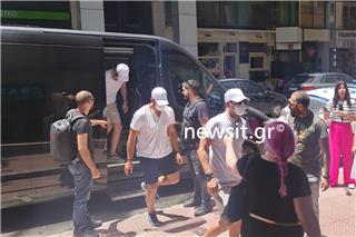 Ύδρα: Στην εισαγγελία Πειραιά έφτασαν οι 13 συλληφθέντες για τη φωτιά