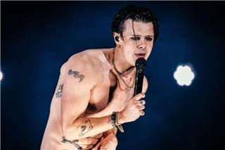 O Yungblud σταματά την περιοδεία του λόγω προβλημάτων υγείας: «Αυτή τη φορά πρέπει να το πάρω στα σοβαρά»