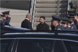 Βολοντίμιρ Ζελένσκι: Ο πρόεδρος της Ουκρανίας έφτασε στην Αθήνα