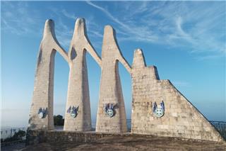 Βανδάλισαν το μνημείο «Ο Χορός του Ζαλόγγου»: Κάρφωσαν σημαίες και εθνόσημα στο έργο του Ζογγολόπουλου