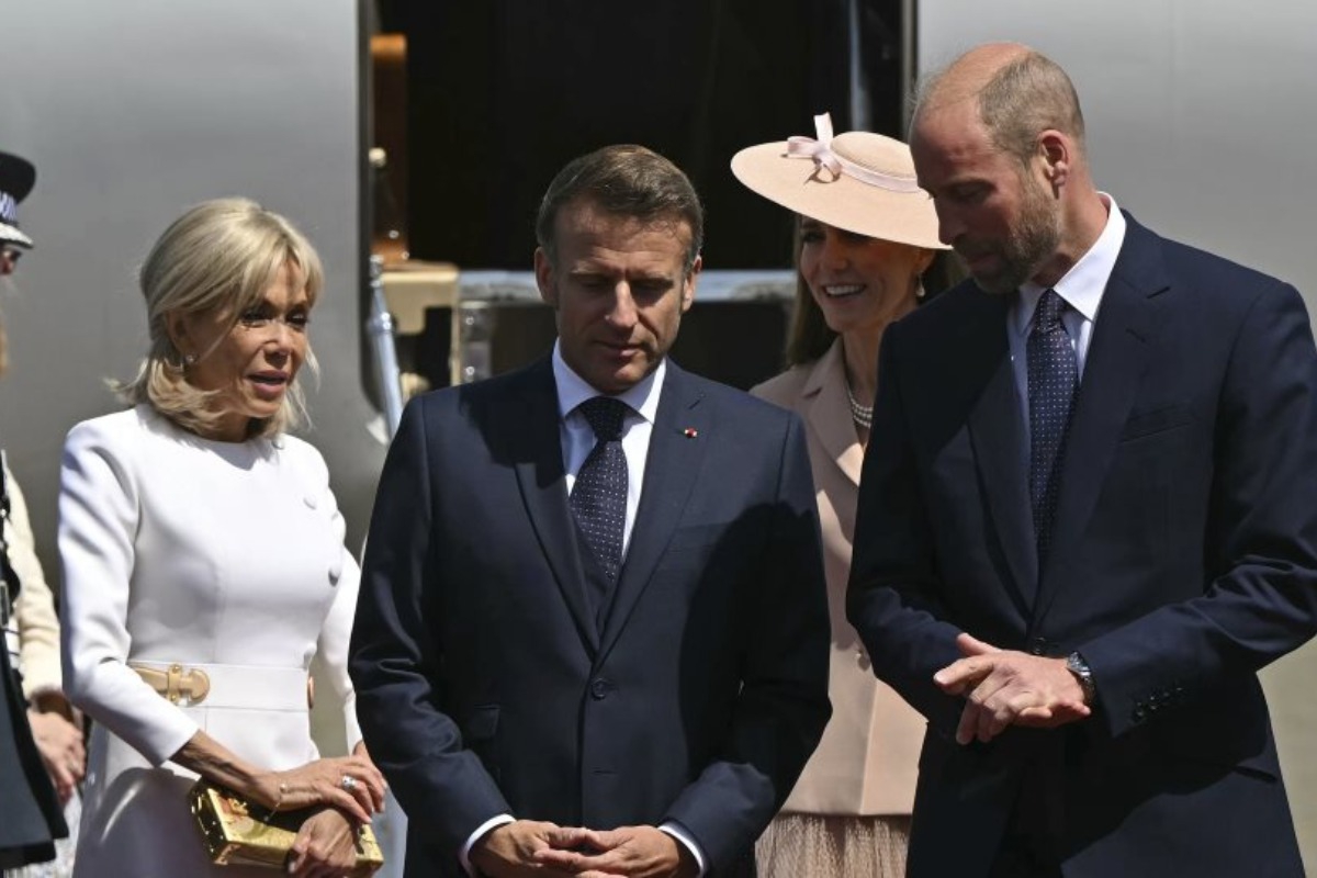 Εμανουέλ Μακρόν: Η ντροπιαστική στιγμή που η Μπριζίτ αρνείται να του δώσει το χέρι ενώ κατεβαίνει από το αεροπλάνο