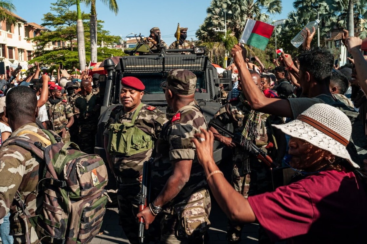 Πραξικόπημα στη Μαδαγασκάρη μετά από διαδηλώσεις της Gen Z: Πανηγυρίζει ο κόσμος