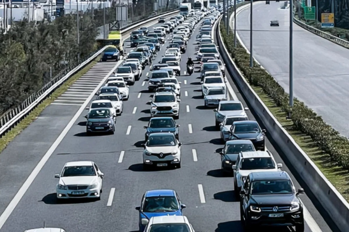 Μεγάλες καθυστερήσεις στην Αττική Οδό μετά από δύο τροχαία ‑ Μεγάλη εκροή τσιμέντου στο ύψος του κόμβου Κύμης