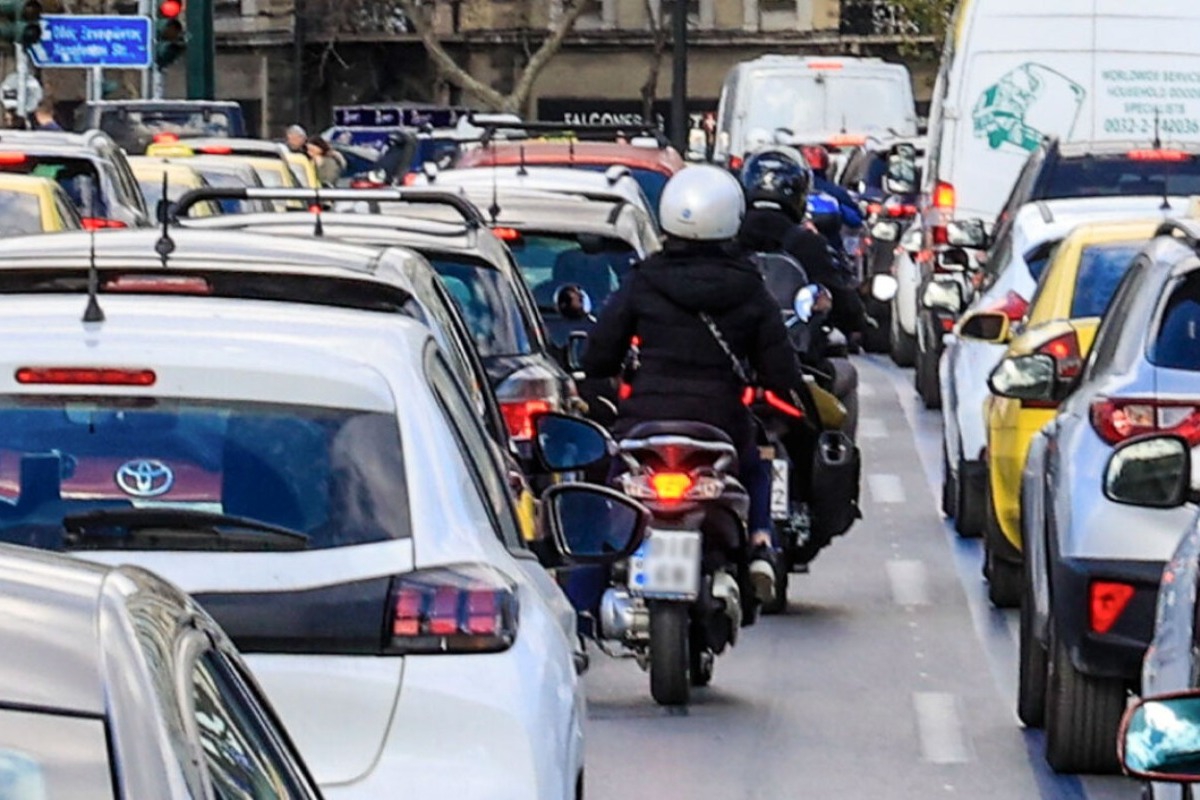 Αλλάζει η διάταξη για τις σφήνες των μηχανών, έρχονται κάμερες και σε λεωφορεία για όσους παραβιάζουν λεωφορειολωρίδες