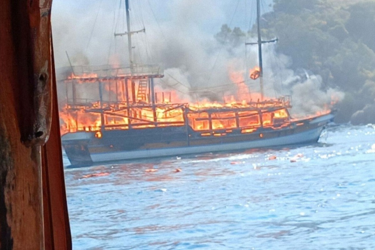 Bυθίστηκε στη Μαρμαρίδα τουριστικό σκάφος με 110 επιβάτες που έπιασε φωτιά ‑ Επτά τραυματίες