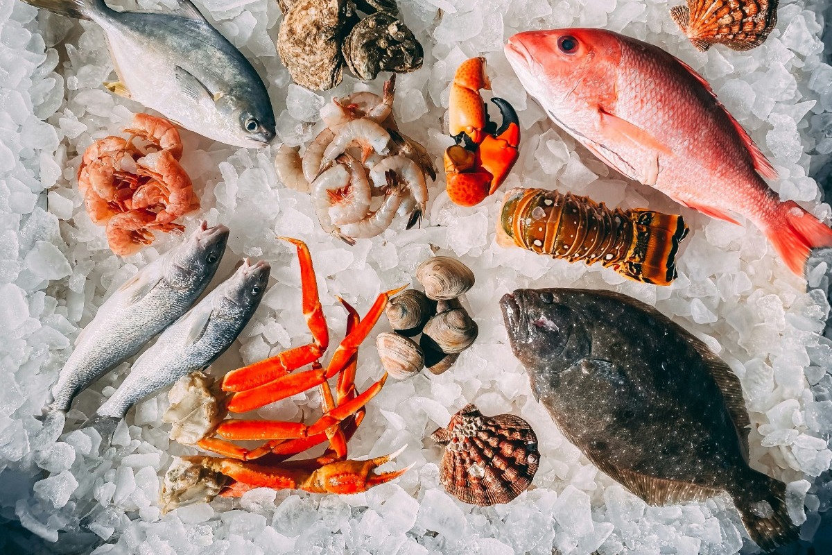 Δεν είναι σολομός, δεν είναι τόνος: Αυτό είναι το φτηνό ψάρι που κάνει θαύματα στην καρδιά, τον εγκέφαλο και τη διάθεση