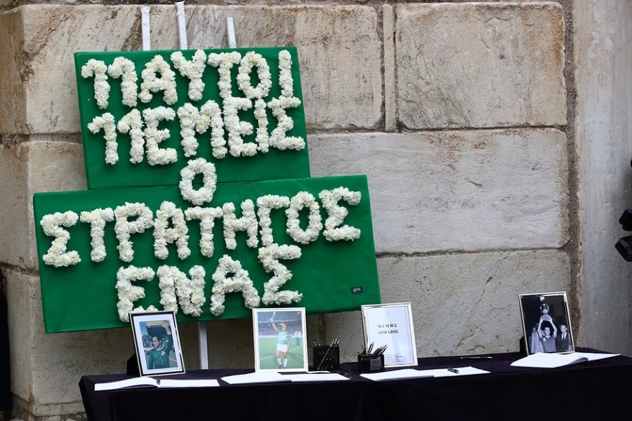 Το τελευταίο αντίο στον Μίμη Δομάζο: Πλήθος κόσμου αποχαιρετά τον «στρατηγό» του ελληνικού ποδοσφαίρου