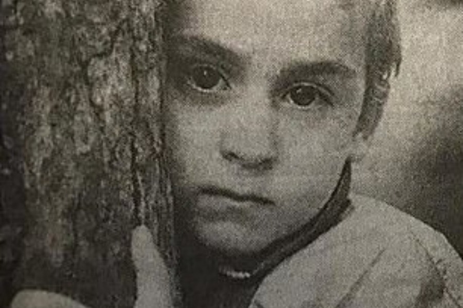 Έφυγε από το κακοποιητικό σπίτι στα 4 και βρήκε οικογένεια σε μια αγέλη αδέσποτων σκύλων