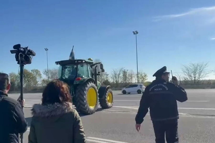 Οι αγρότες έκλεισαν την εθνική και στο ύψος των Μαλγάρων: Ένταση με οδηγούς, δείτε πού υπάρχουν μπλόκα