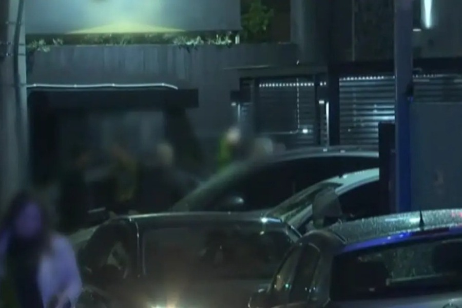 Έκρηξη έξω από το νυχτερινό κέντρο στο Μπουρνάζι στο οποίο είχε πέσει νεκρός 37χρονος από μαχαίρωμα