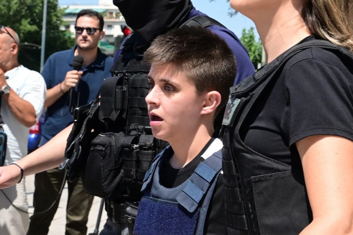 Οδηγήθηκε στον Κορυδαλλό η Ειρήνη Μουρτζούκου, την αποδοκίμασαν έξω από τη ΓΑΔΑ
