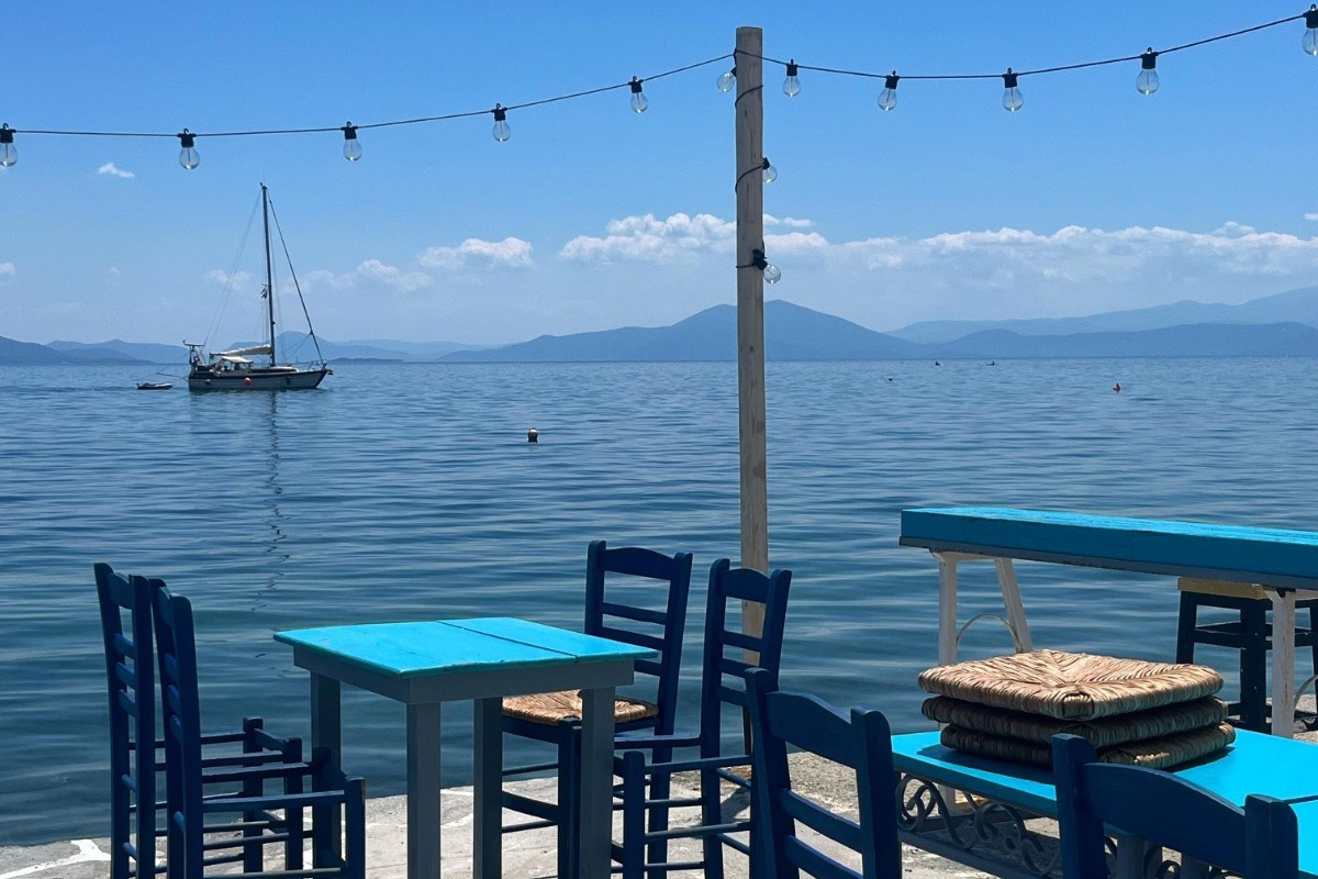 Το πηλιορείτικο χωριουδάκι με τις ταβέρνες‑διαμάντια, το μαγικό ηλιοβασίλεμα και τα πιο ήρεμα νερά του καλοκαιριού