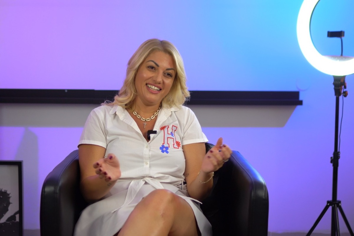 H Nάνσυ Παραδεισανού έχει βρεθεί σε όλα τα τηλεοπτικά στούντιο. Μας λέει την ιστορία της.