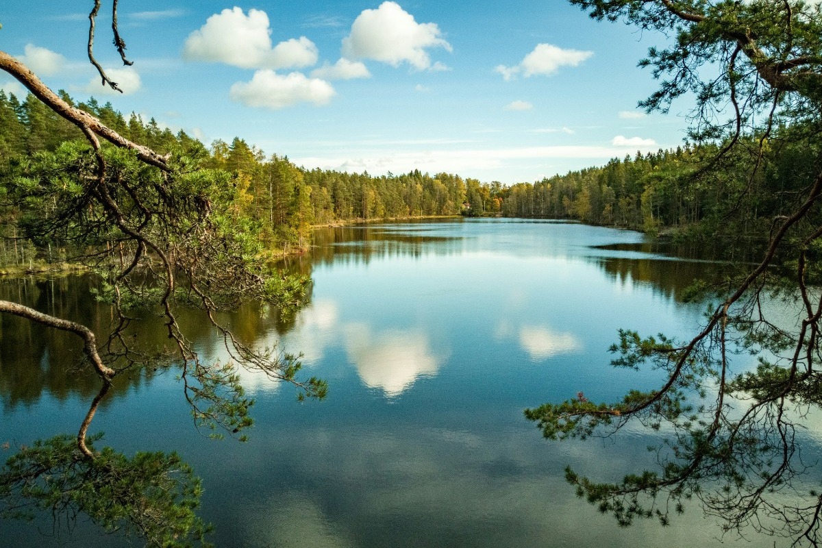 Η χώρα που έχει 188.000 λίμνες και «πνίγεται» στο πράσινο ‑ Είναι πιο κοντά μας απ` όσο νομίζεις