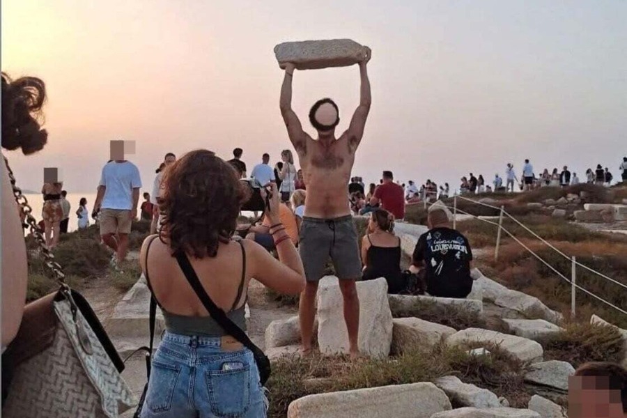 Νάξος: Μήνυση κατά αγνώστων από την Εφορεία Αρχαιοτήτων Κυκλάδων για τον τουρίστα που σήκωσε αρχαίο θραύσμα