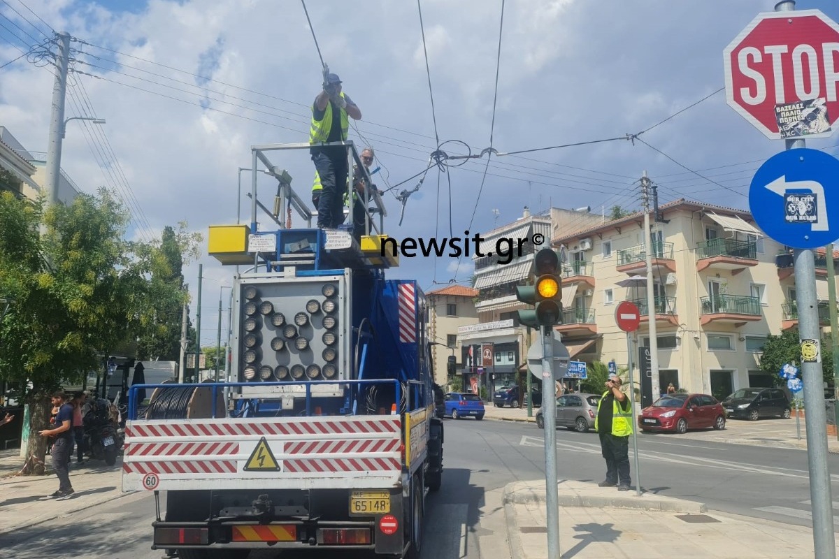 Νέα Φιλαδέλφεια: Έπεσε κολώνα στη μέση του δρόμου – Τραυματίστηκε γυναίκα