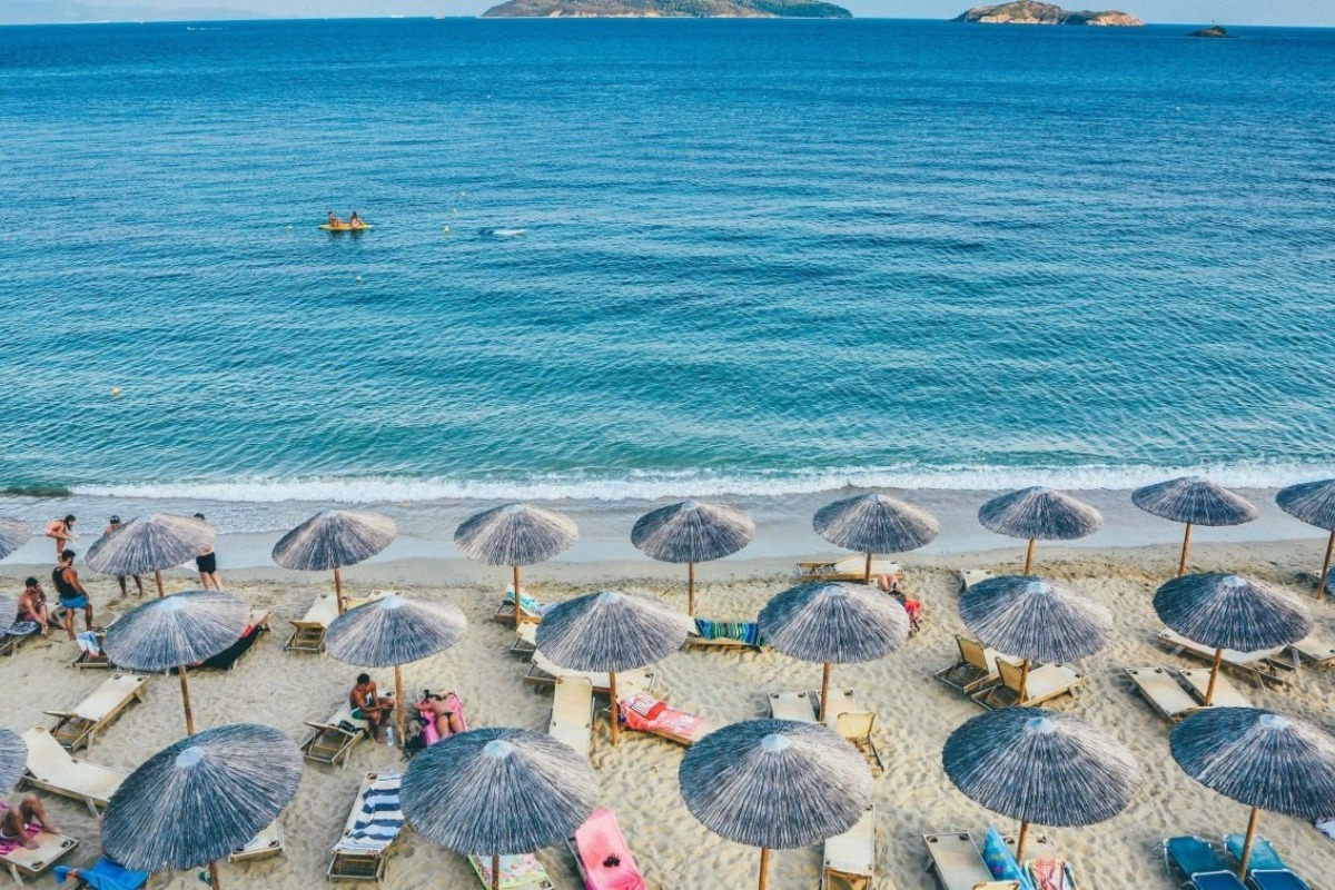 «Καμπάνες» στην παραλία: Η ΑΑΔΕ σαρώνει ξενοδοχεία και ταβέρνες – 3.000 καταγγελίες σε 2 μήνες!