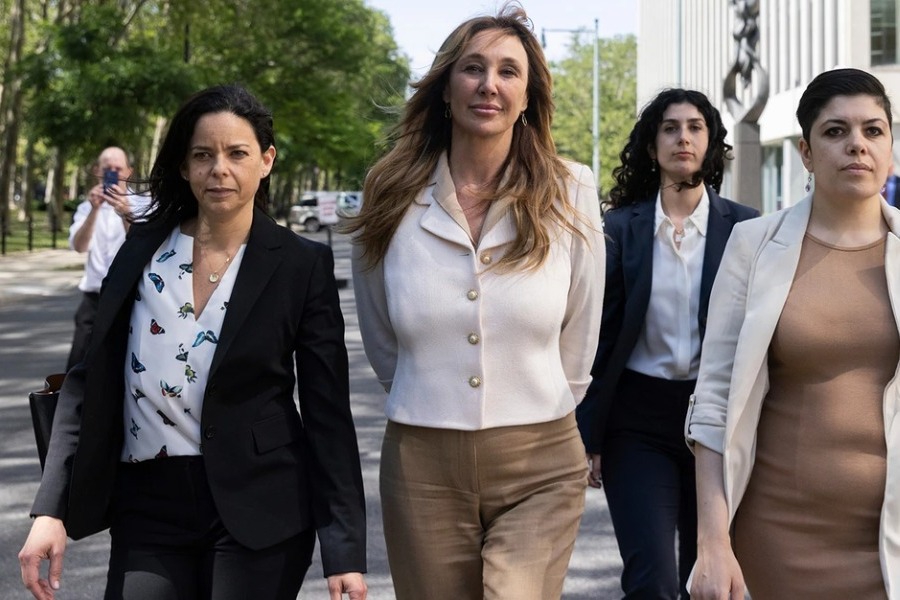 «Τα θύματα καλοπερνούσαν», λένε οι δικηγόροι των λαμπερών ηγετών της «αίρεσης οργασμού», καθώς αρχίζει η δίκη