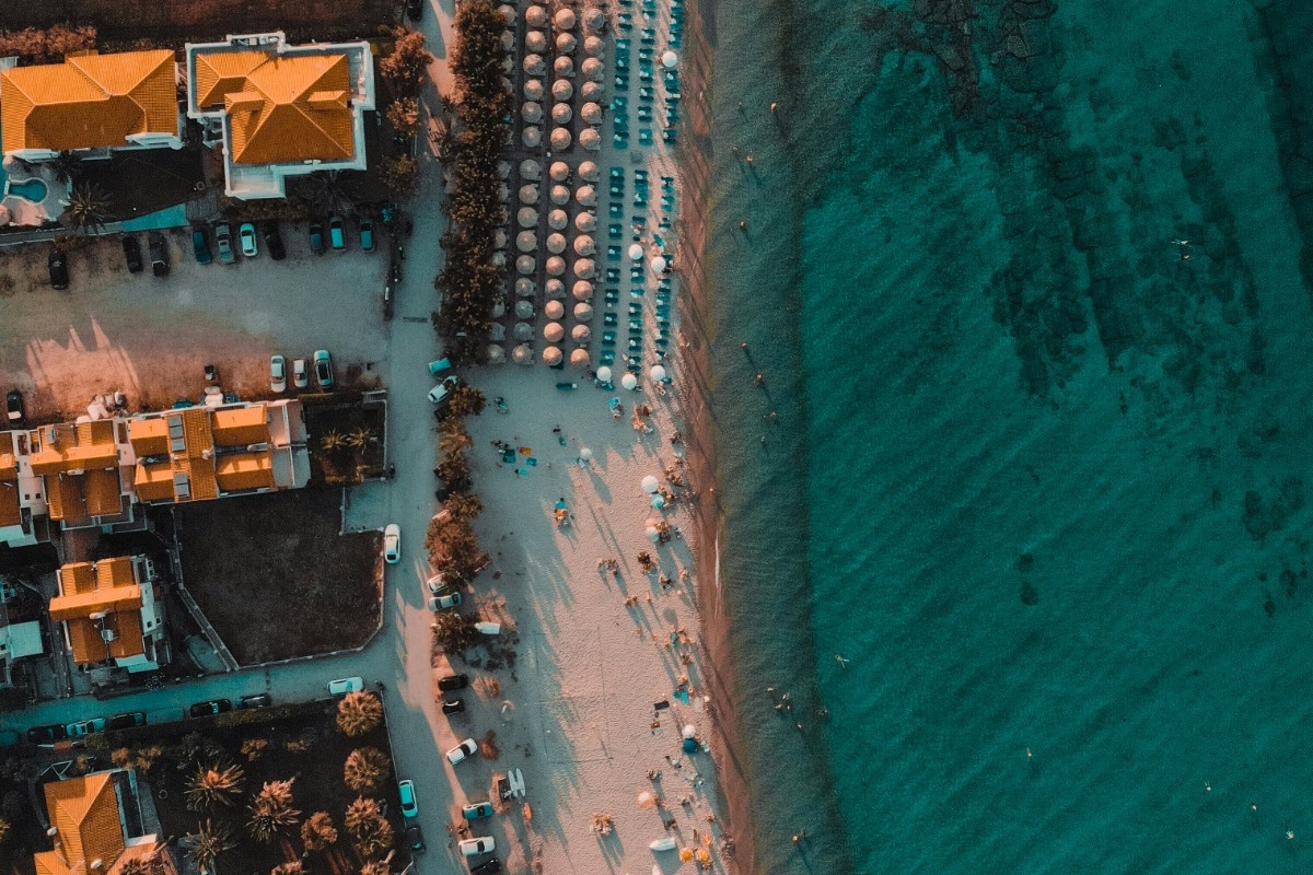 Πόσο κοστίζει μια εξόρμηση σε beach bar της Χαλκιδικής;