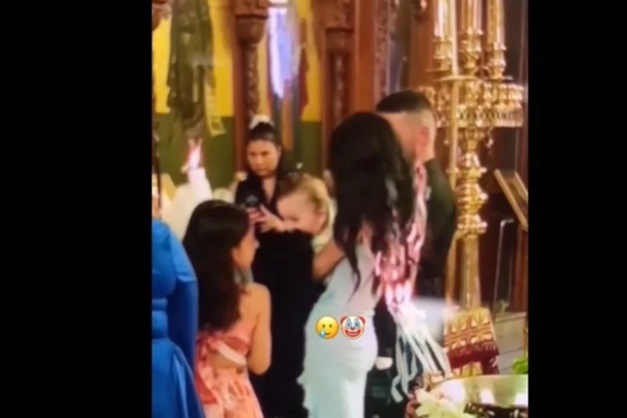 Νονά άρπαξε φωτιά στη βάφτιση και έγινε viral