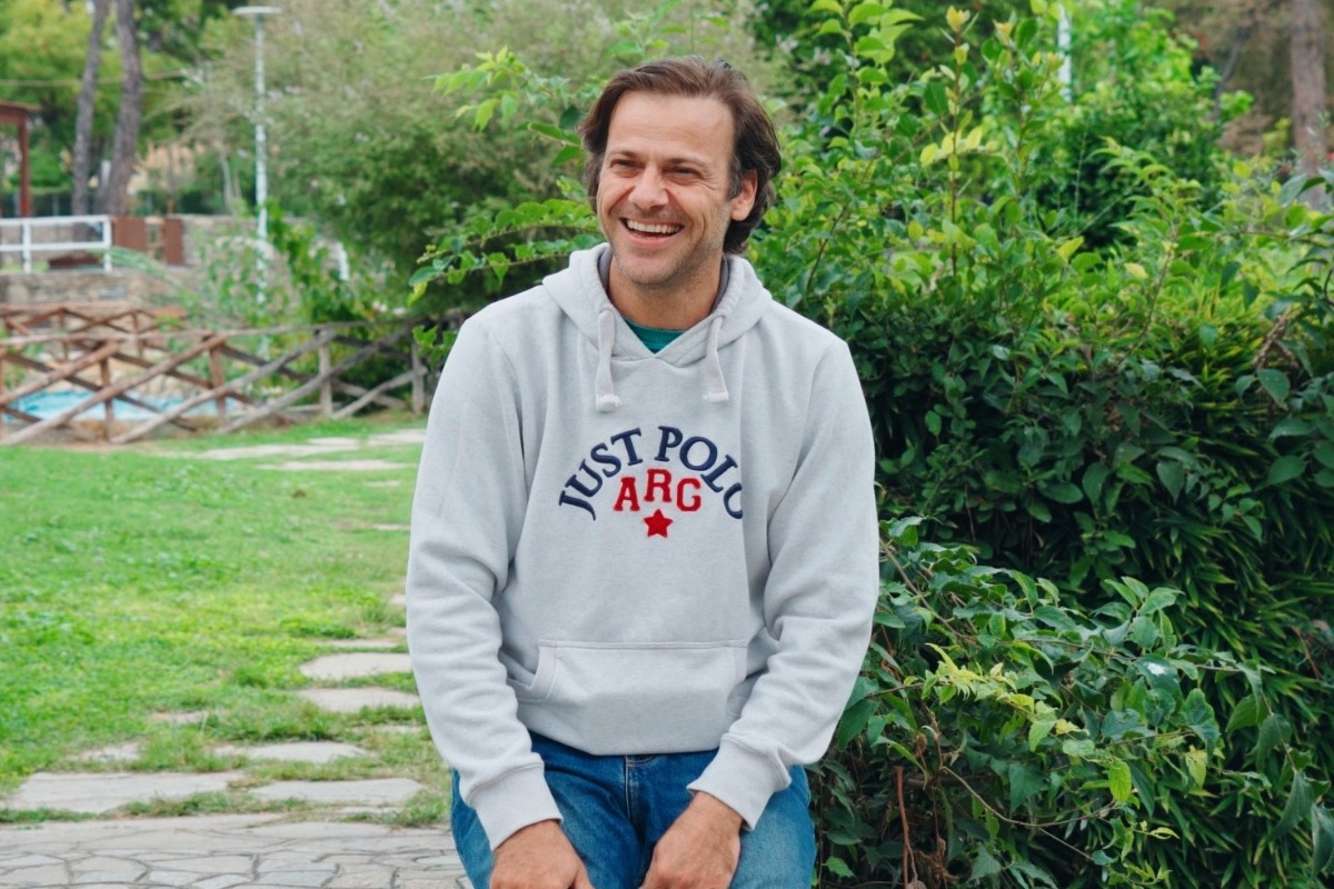 Ρωτήσαμε τον Ορέστη Τζιόβα το απόλυτο cringe δίλημμα (και δεν κόλωσε)