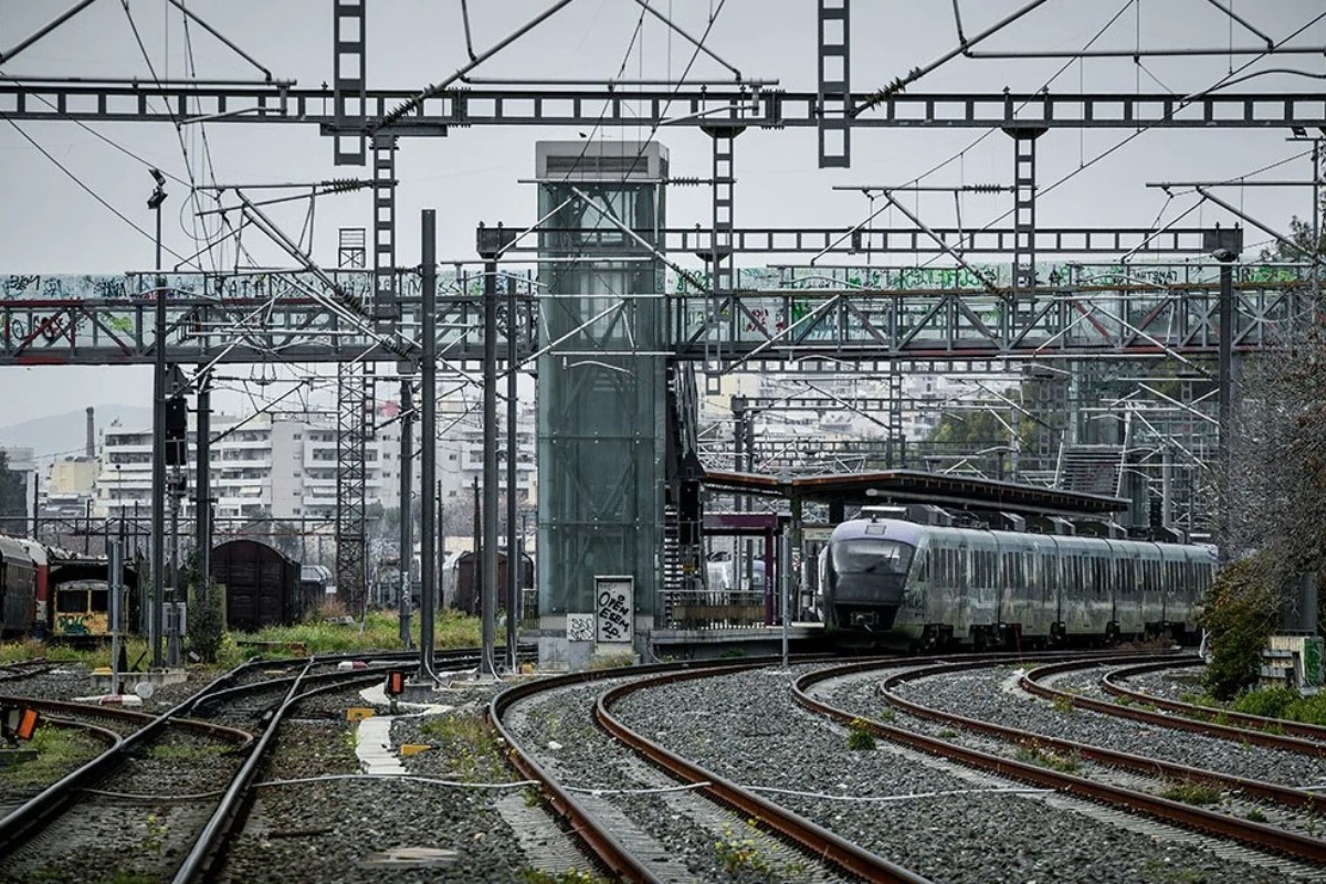 ΟΣΕ: Διαψεύδει ότι μπήκε τρένο σε λάθος γραμμή στη Λάρισα