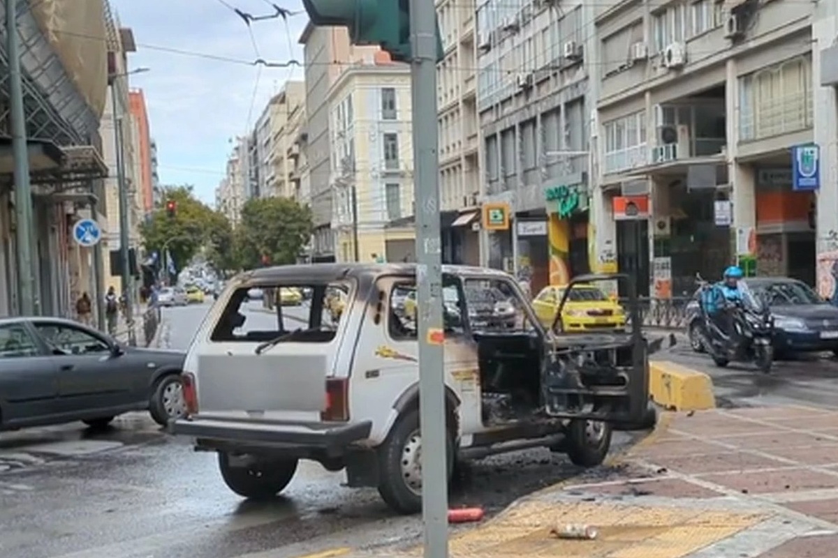 Τζιπ τυλίχθηκε στις φλόγες στο κέντρο της Αθήνας – Δείτε βίντεο