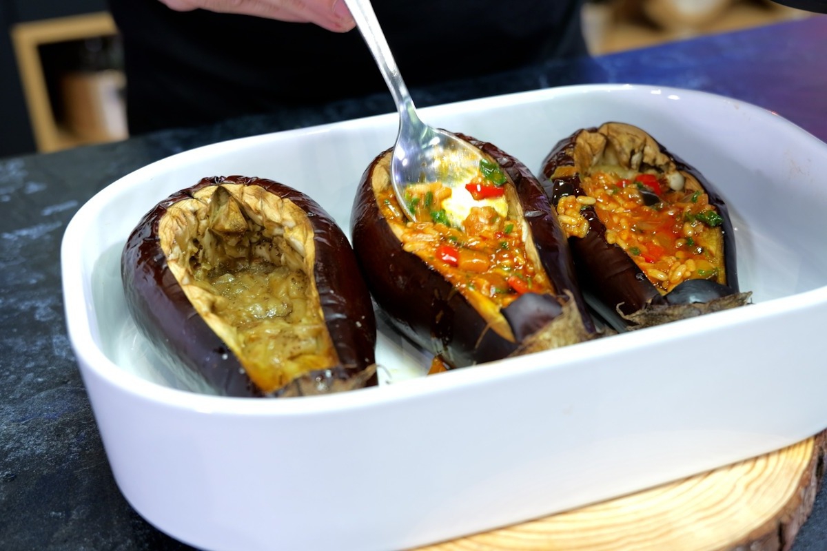 Μελιτζάνες γεμιστές με ρύζι και λαχανικά, για να γλύφετε και τα δάχτυλά σας