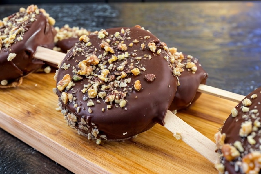 Εύκολα, σπιτικά παγωτίνια με πραλίνα σοκολάτα