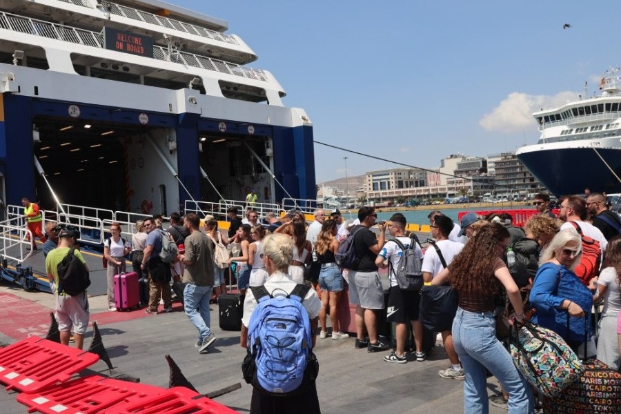 Παράταση της απαγόρευσης απόπλου: Πλοία εκτελούν δρομολόγια με δική τους ευθύνη