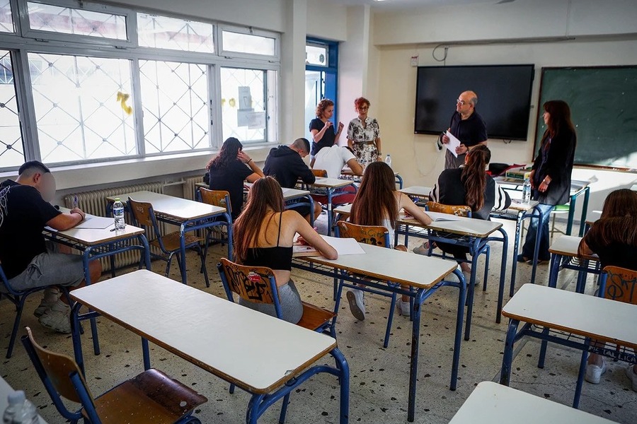 Πανελλαδικές 2025: Τι απαγορεύεται να έχουν μαζί τους οι μαθητές και τι ισχύει για τα κινητά