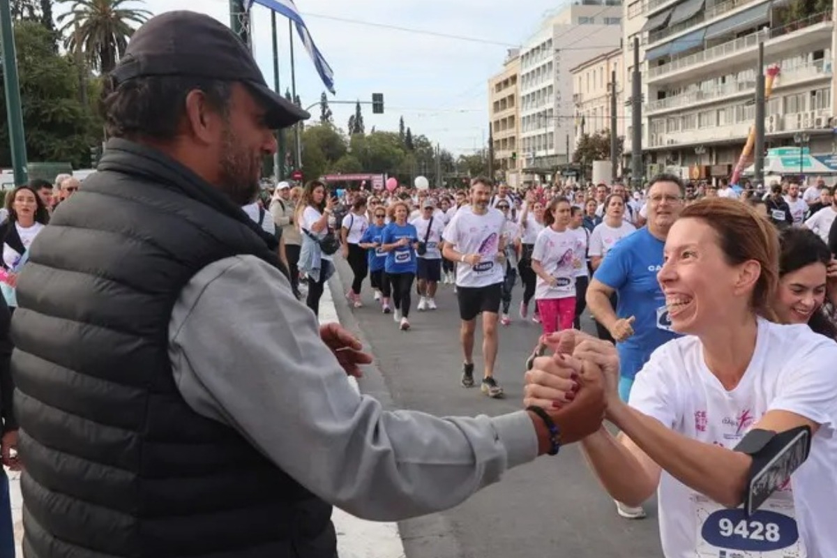 Αγώνας αλληλεγγύης: Οι δρομείς του Race for the Cure σφίγγουν το χέρι του Πάνου Ρούτσι ‑ «Είμαστε μαζί σου»