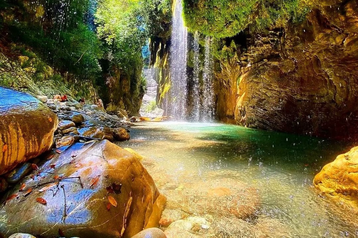 Ξέχνα τον καύσωνα: Αυτές είναι οι πιο δροσερές «παραλίες του βουνού» για ανέξοδες διακοπές μέσα στο δάσος!