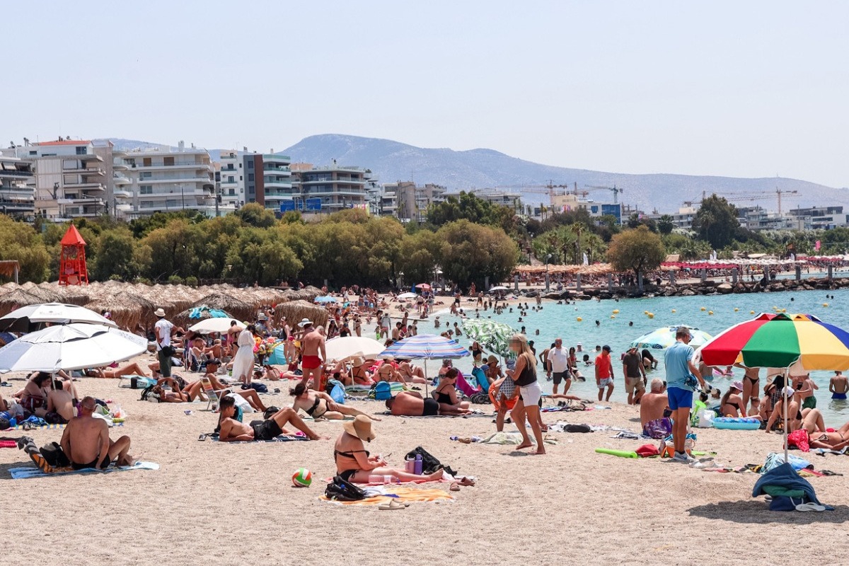 Βουλιάζουν από κόσμο οι παραλίες της Αττικής, δείτε φωτογραφίες