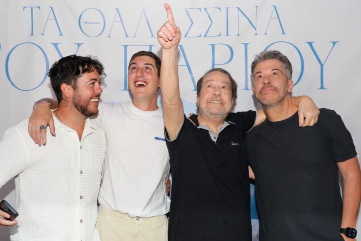 Ο Γιάννης Πάριος αγκαλιά με τους γιους του στην παρουσίαση του νέου του δίσκου ‑ Η στιγμή που χόρεψαν νησιώτικα