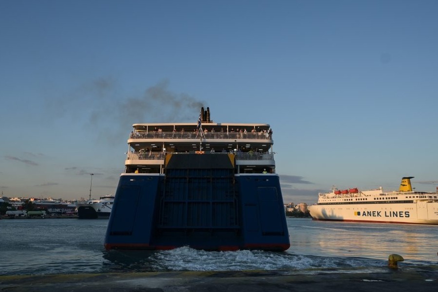 Πειραιάς: Λιμενικός βούτηξε στη θάλασσα και έσωσε τη ζωή σε περαστικό