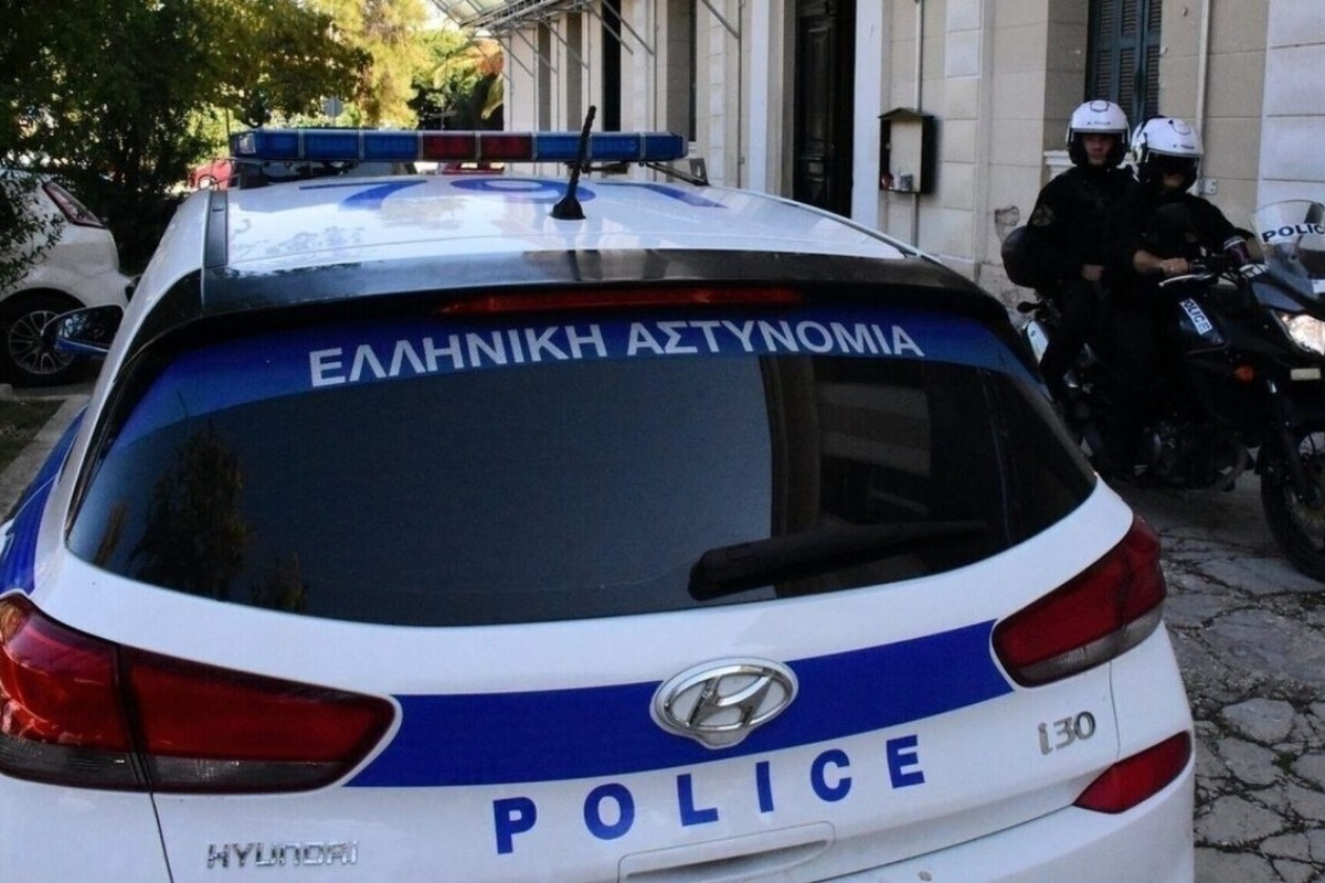 Θεσσαλονίκη: Οδηγούσε σαν τρελός για να αποφύγει την ΕΛ.ΑΣ. ‑ Καρφώθηκε σε παρκαρισμένα