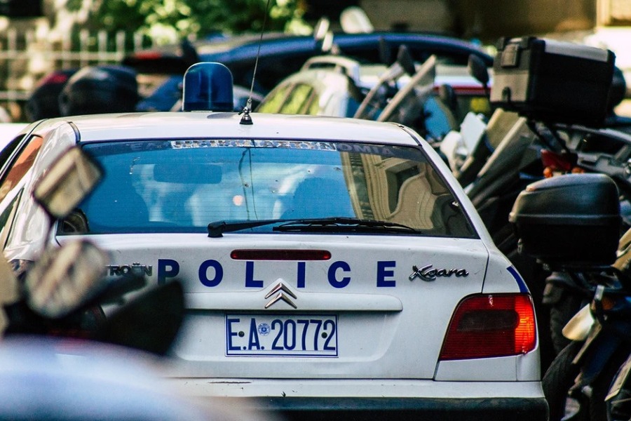 Επεισοδιακές ληστείες στην Αθήνα: Ανδρας προσποιήθηκε τον αστυνομικό και λήστεψε αλλοδαπό