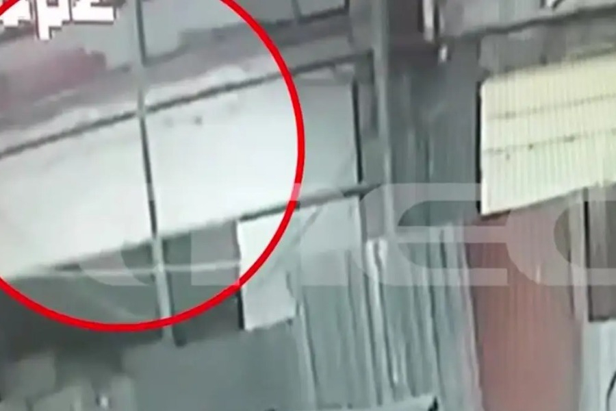 Βίντεο ‑ ντοκουμέντο με την τρομακτική στιγμή που το φορτηγό πέφτει από γέφυρα της Πέτρου Ράλλη και καταλήγει στη Θηβών