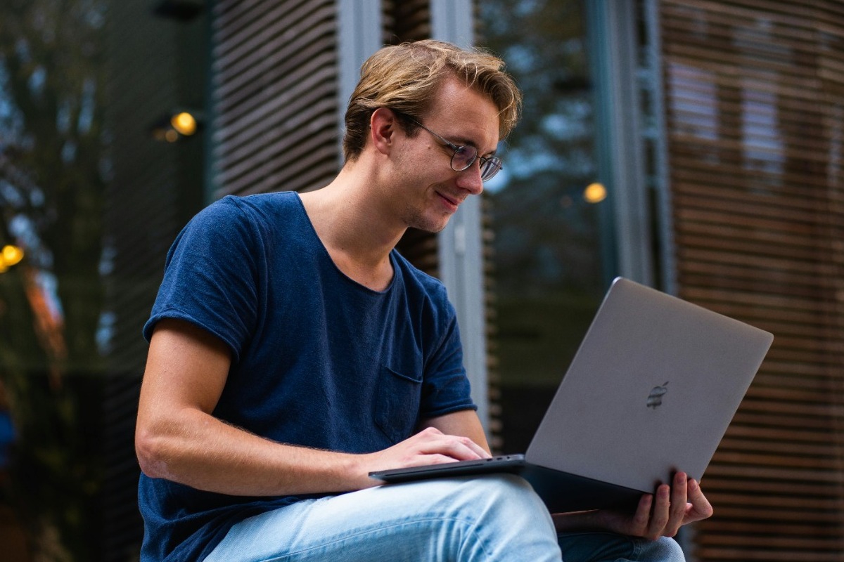 Το λάθος που κάνουμε όταν φορτίζουμε το laptop μας