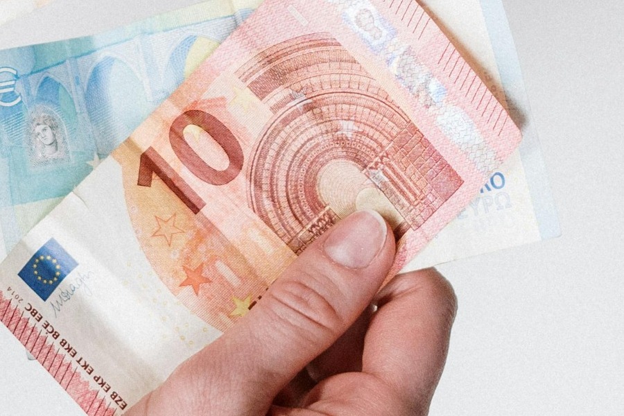 Μπαράζ πληρωμών έως το τέλος του μήνα: Ποιοι παίρνουν 250€, συντάξεις, δώρο Χριστουγέννων και 18 επιδόματα