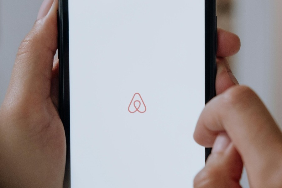 Χριστούγεννα 2025: Τι πρέπει να ξέρετε πριν κλείσετε Airbnb – Όλες οι αλλαγές